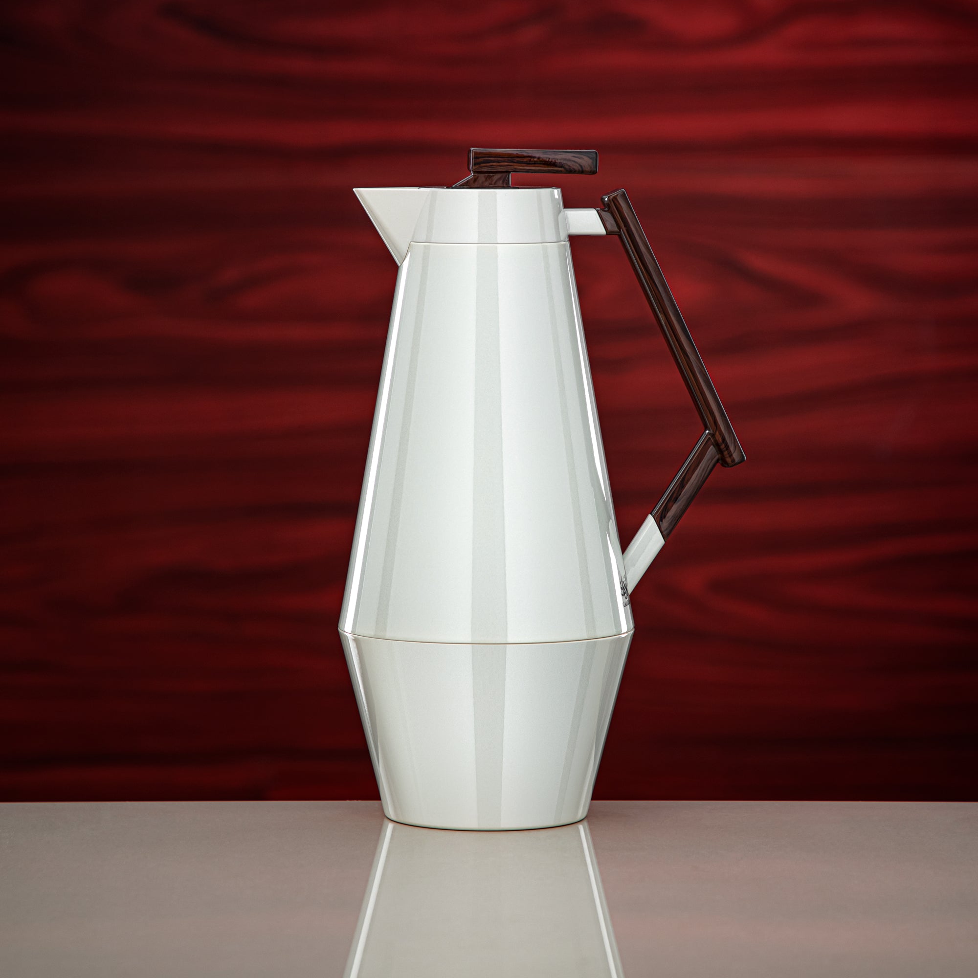 طقم ترامس المرجان 0.7 لتر و1 لتر بلون أبيض لؤلؤي وخشب داكن