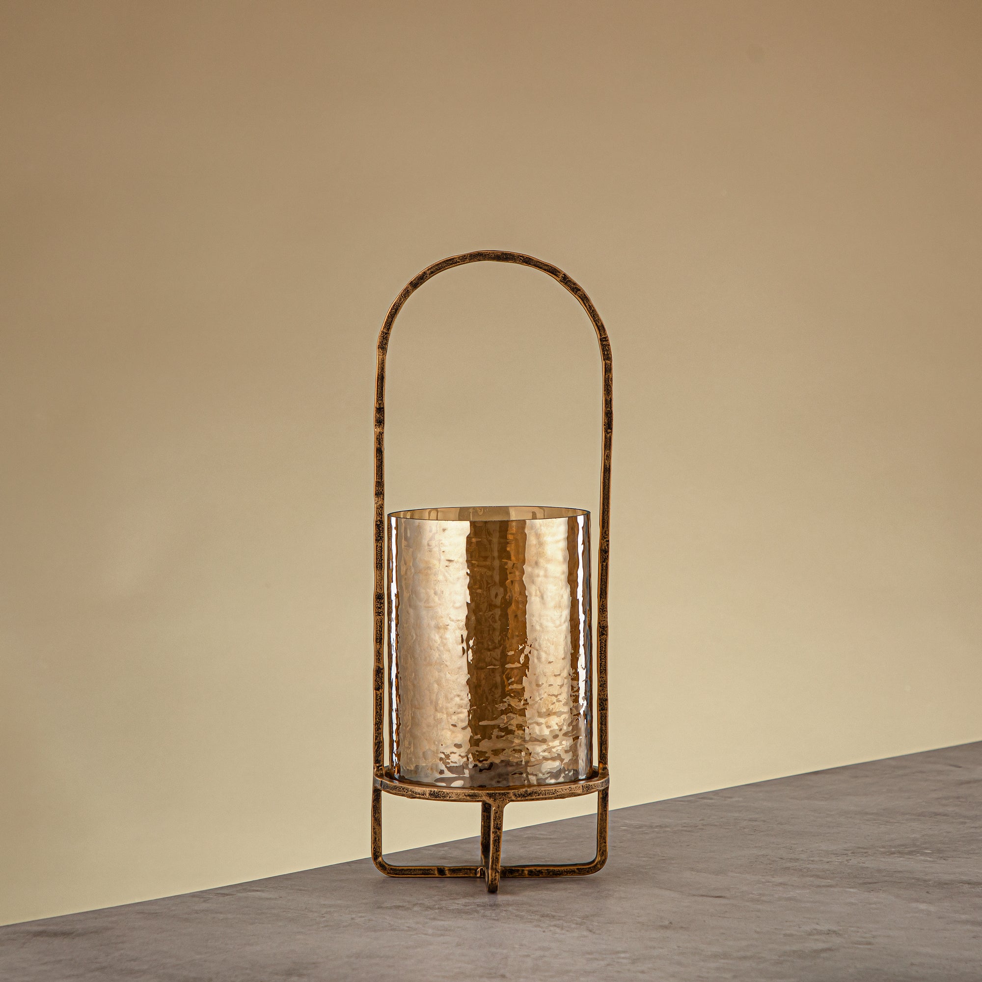 فانوس إعصار أمارجان مايلز نحاس مطروق زجاج بني 13.5x13.5x36 سم حامل ذهبي عتيق (GMT2960003)