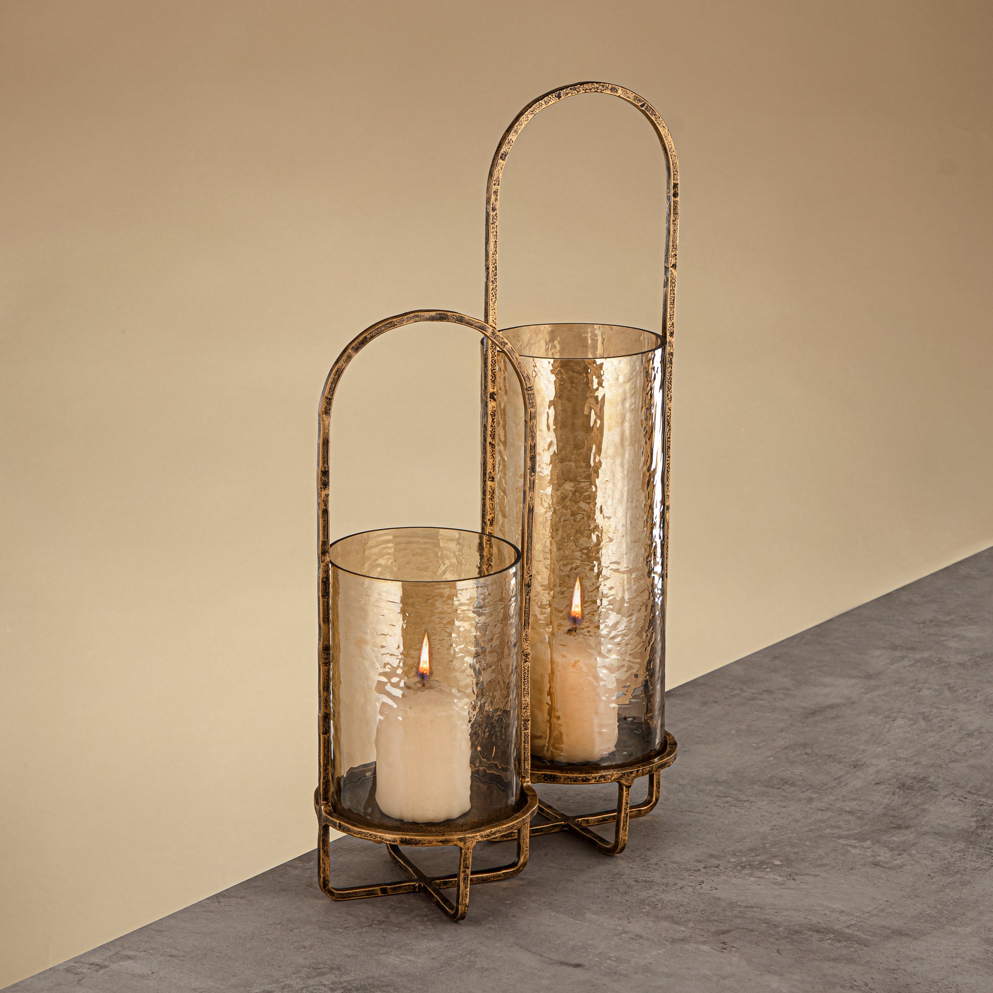 فانوس إعصار أمارجان مايلز نحاس مطروق زجاج بني 13.5x13.5x36 سم حامل ذهبي عتيق (GMT2960003)