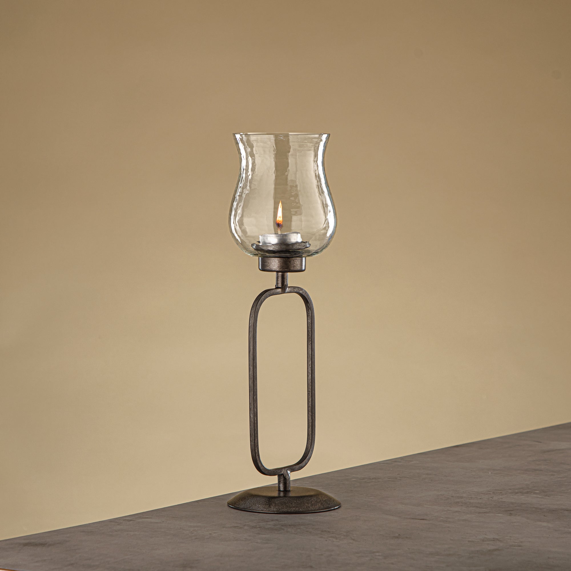 حامل شموع العنصر المرجان، زجاج شفاف مطروق، 11x11x36 سم، حامل فضي عتيق (GMT2960012)