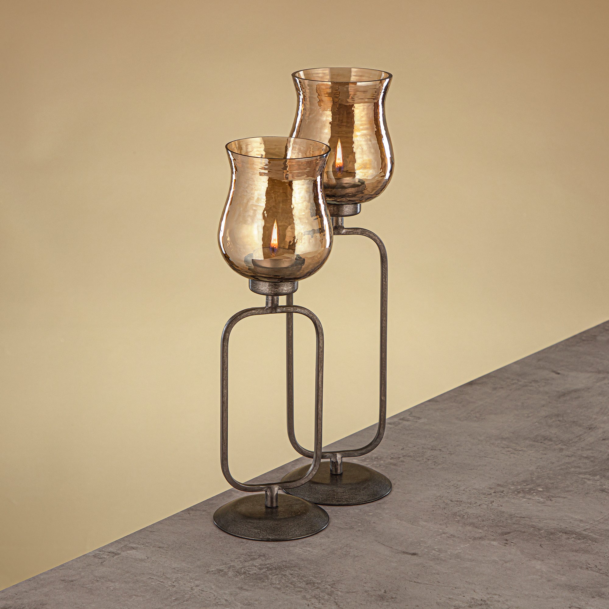 حامل شموع العنصر المرجان نحاس مطروق زجاج بني 11x11x41 سم حامل فضي عتيق (GMT2960014)