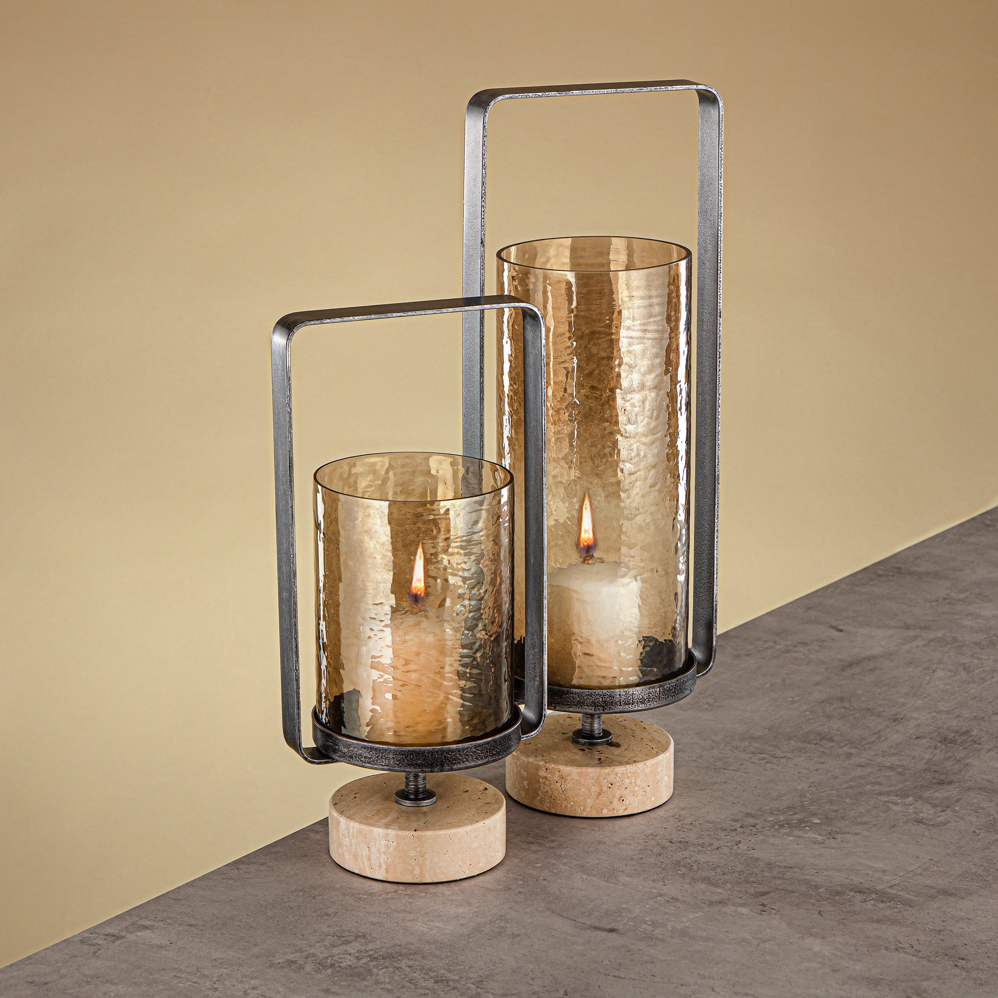 فانوس إعصار المرجان كالون نحاس مطروق زجاج بني 16x10.5x43.5 سم قاعدة رمادية مصقولة وترافرتين (GMT2960032)