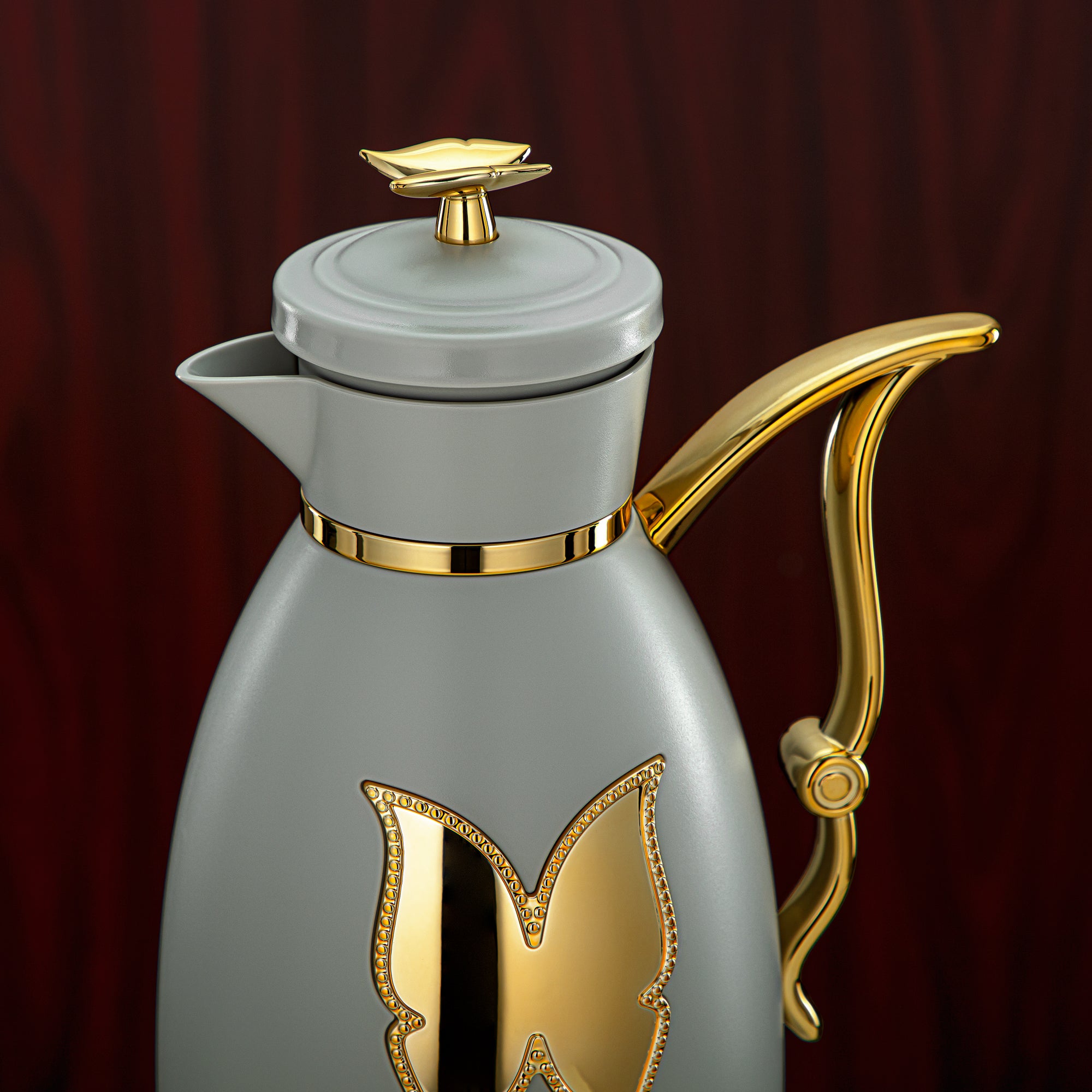 طقم ترامس المرجان بلاستيك زر ضغط 0.7 لتر + 1 لتر رمادي فاتح وذهبي (SM-2C142-070/100 LG/G) - زجاجة شاي وقهوة