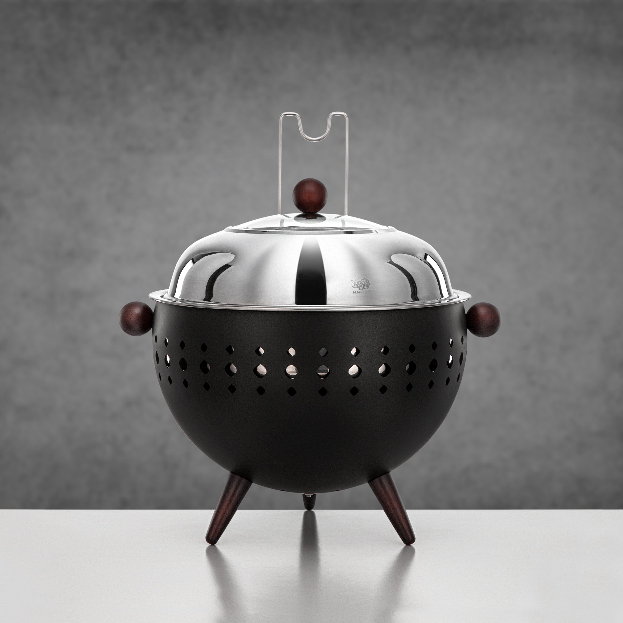 المرجان صحن تسخين ٤ لتر أسود غير لامع وفضي بمقابض خشبية بنية داكنة