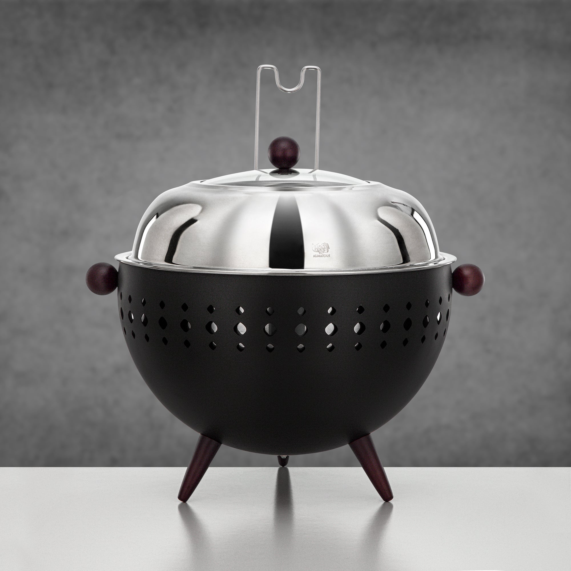 صحن تسخين المرجان سعة 6.5 لتر بلون أسود غير لامع وفضي مع مقابض من الخشب البني الداكن