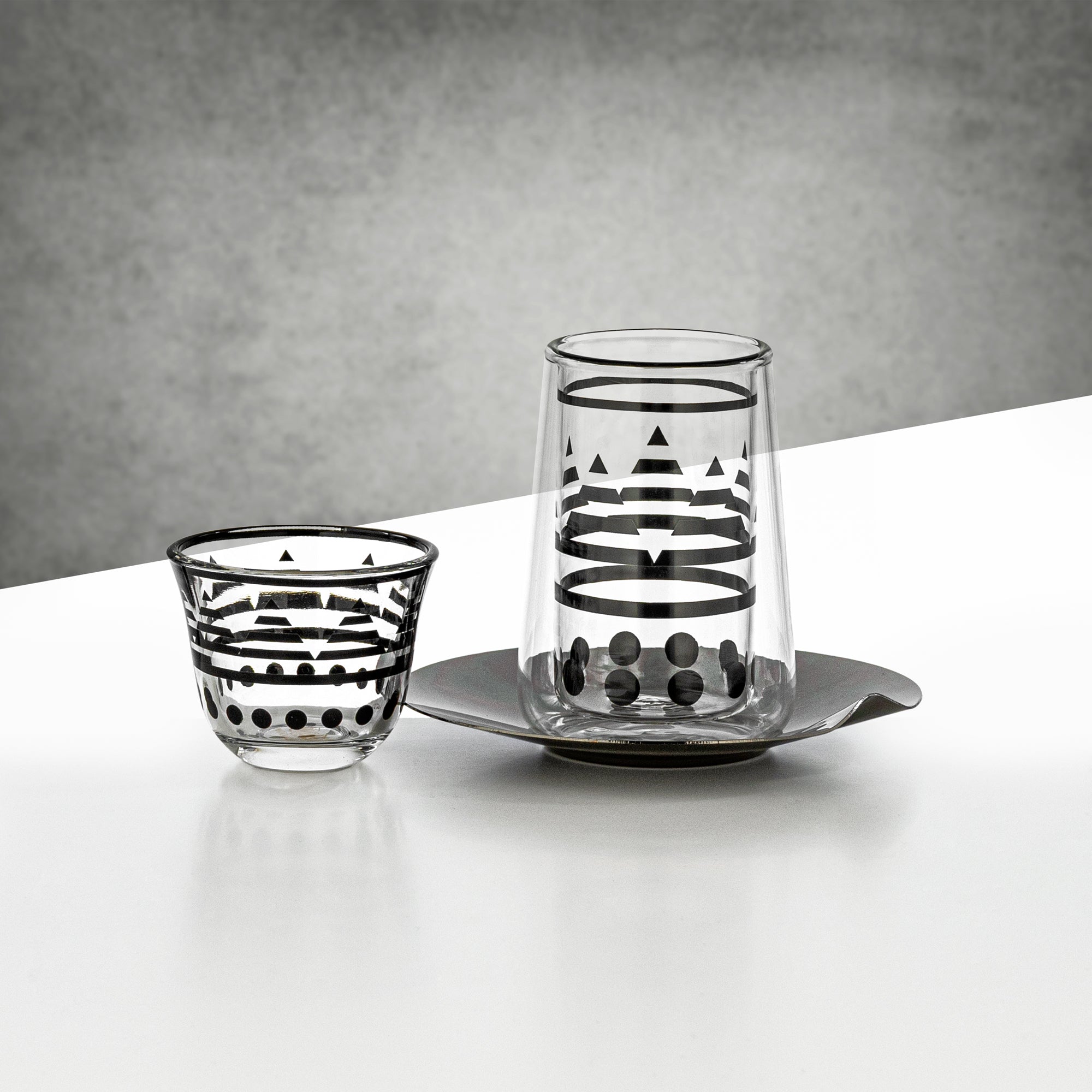 طقم أكواب الشاي والقهوة المرجان، ١٨ قطعة، شفاف بنقشة سوداء وصحون تقديم بلون أسود معدني